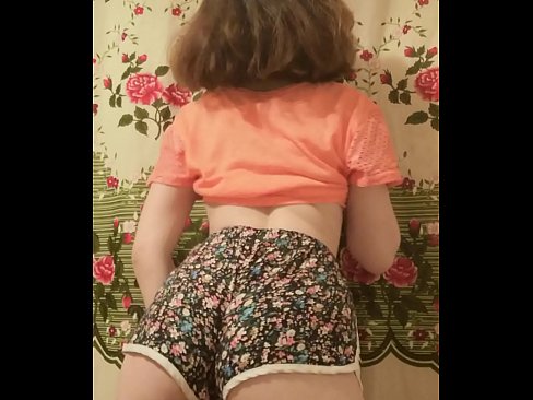 ❤️ Babe żagħżugħa sexy tqaxxir ix-xorts tagħha fuq il-kamera Porn magħmul fid-dar f'mt.milf300com.ru