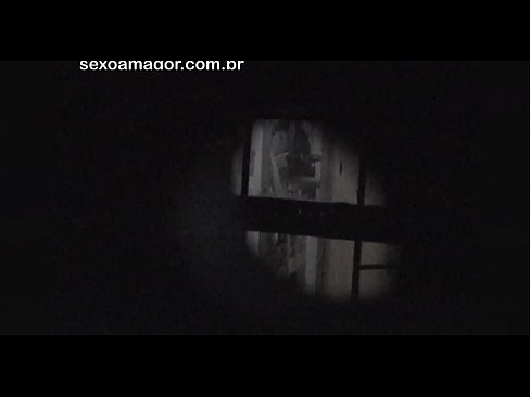 ❤️ Blondie tiġi filmata segretament minn voyeur tal-viċinat moħbi wara briks vojta Porn magħmul fid-dar f'mt.milf300com.ru