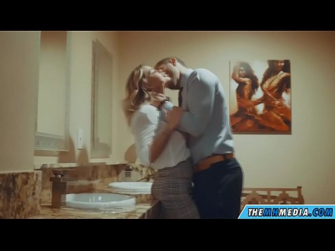 ❤️ Meta blonda busty seduces f'kamra tal-banju pubbliku Porn magħmul fid-dar f'mt.milf300com.ru